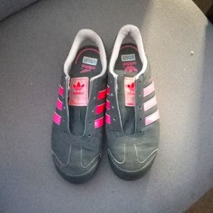 Youth girls size 3 Adidas Somoa shoes